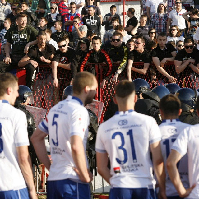 Na kraju utakmice u kojoj je RNK Split izbacio Hajduk u polufinalu Hrvatskog kupa navijači su vrijeđali igrače Hajduka. Intervenirala je policija i privela izgrednike