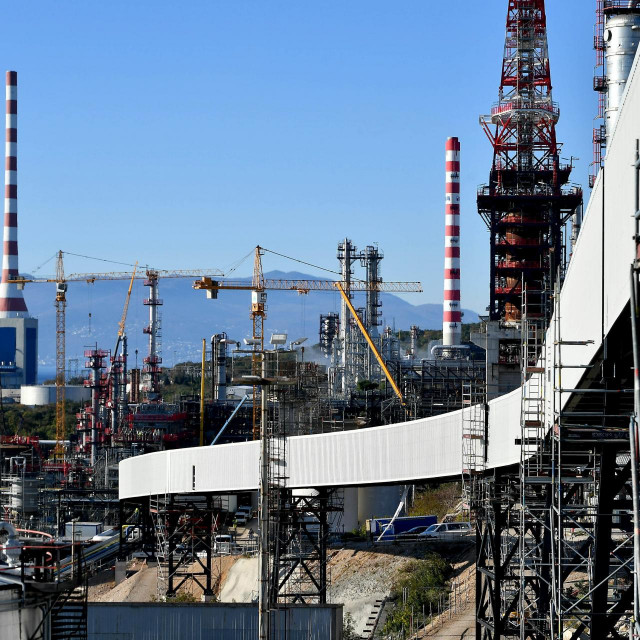Uz realizaciju strateških projekata, kompanija ostaje predana transformaciji tradicionalnih poslovnih operacija temeljenih na fosilnim gorivima uz održiv niskougljični poslovni model
