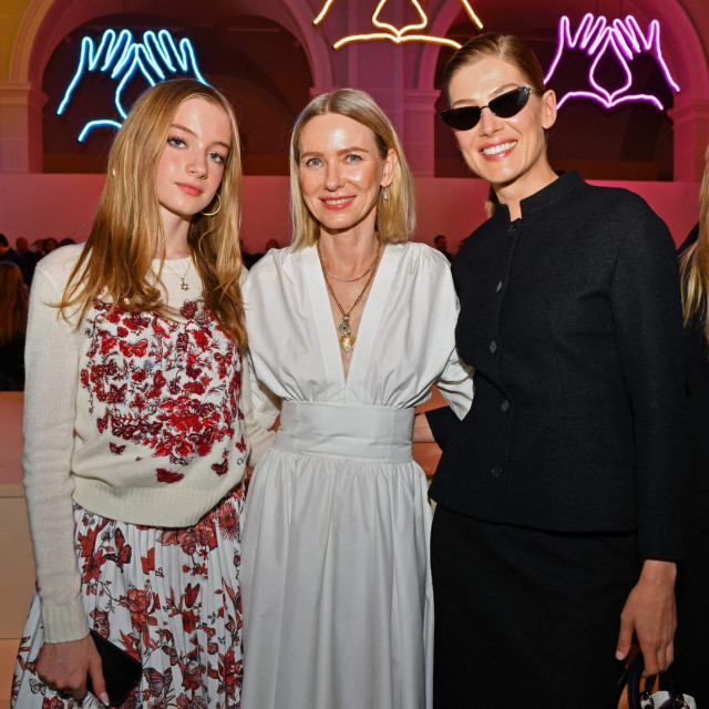 Naomi i Kai Watts, te glumica Rosamund Pike