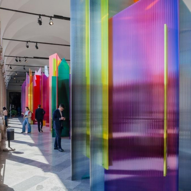 MILAN 2023 umjetnička instalacija u dvorištu sveučilišta u Fuori Salone