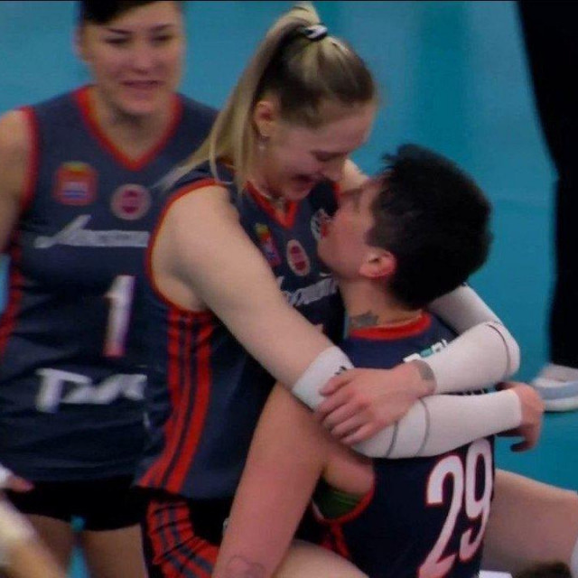 Jedan poljubac je pokrenuo lavinu mržnje