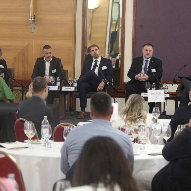 Renata Vujasinović, Mislav Galler, Gordan Vidić, Bernard Gršić i Dean Kosty na panelu o napretku Hrvatske