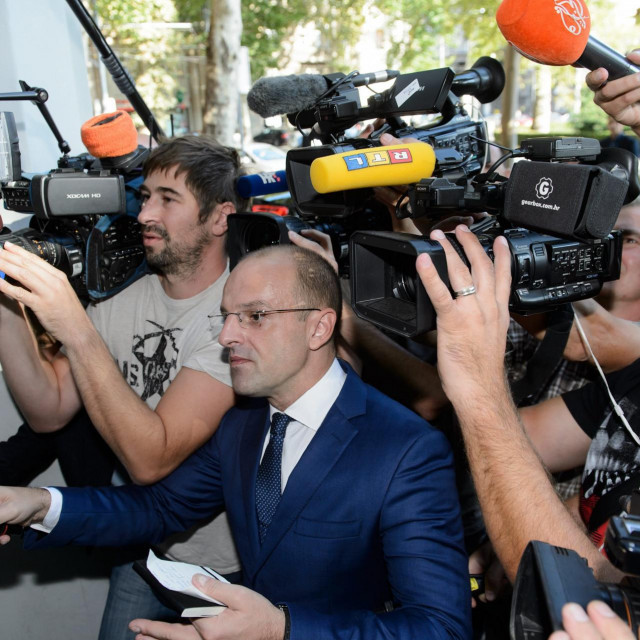 Mislav Bago ispred središnjice HDZ-a uzima izjave