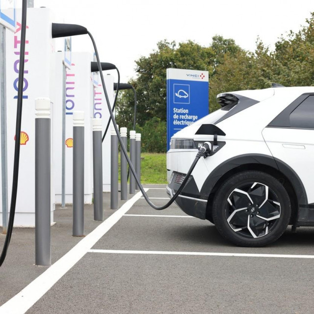 Punjenje električnog auta, ilustracija