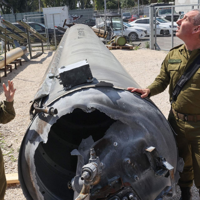 Glasnogovornik izraelske vojske Daniel Hagari (desno)