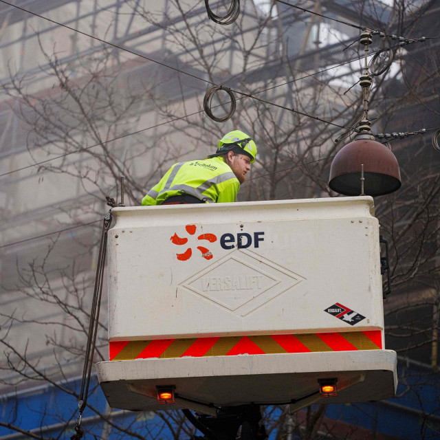 Danski vatrogasci i hitno osoblje rade tijekom završnih operacija gašenja, dan nakon što je požar opustošio povijesnu burzu Boersen i srušio njen kultni toranj u Kopenhagenu 17. travnja 2024.