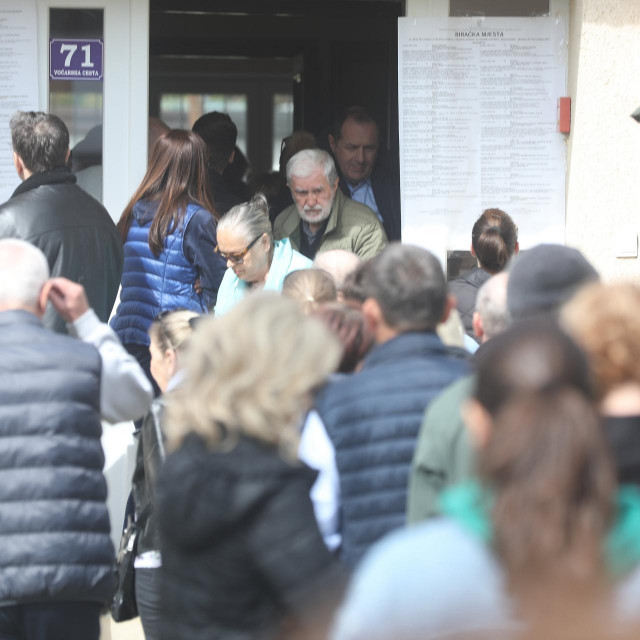 Glasanje na biračkom mjestu u Zagrebu