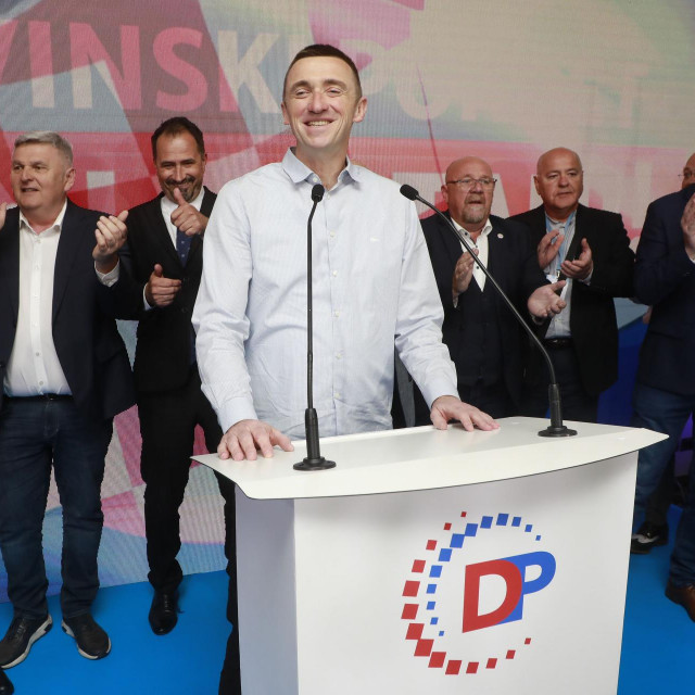 Ivan Penava u slavljeničkom je raspoloženju izašao pred članove i simpatizere 