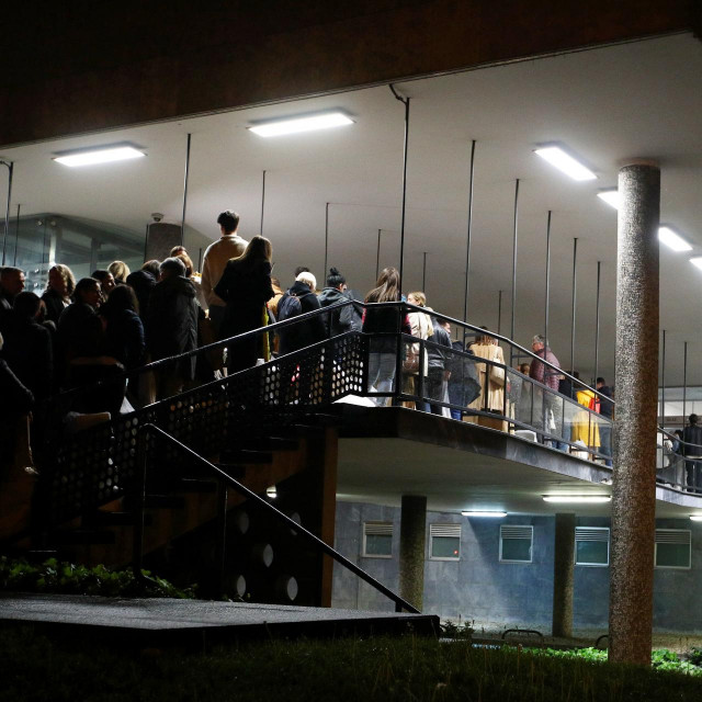 Velika gužva na ulazu u poglavarstvo