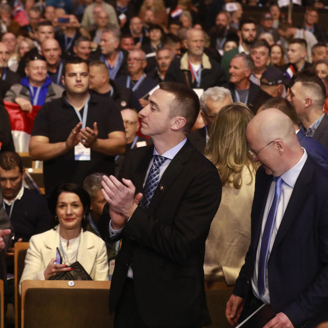 Kad se HDZ-u u srednjedalmatinskoj županiji - koja mu je povijesno utvrda - našao u situaciji da mu fali za većinu, DP se bez skanjivanja tu našao da im tu većinu servira na pladnju. No, znao je to i naplatiti