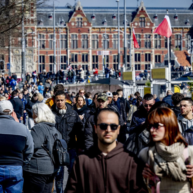 Turisti u centru Amsterdama tijekom Uskrsa, kojim se istovremeno obilježava početak turističke sezone