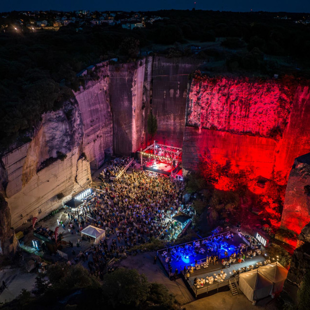 Rocks & Stars @ Cave Romane