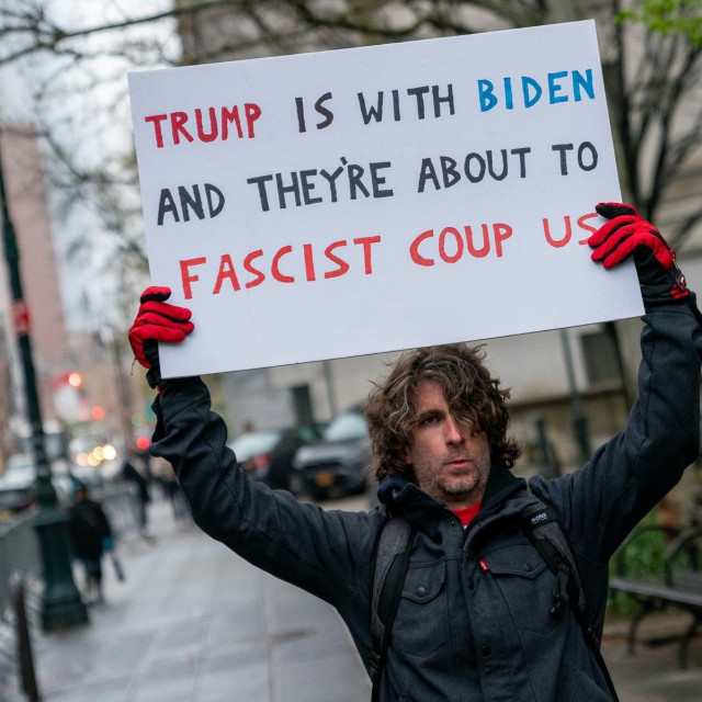 Prosvjed Maxa Azzarella ispred zgrade suda