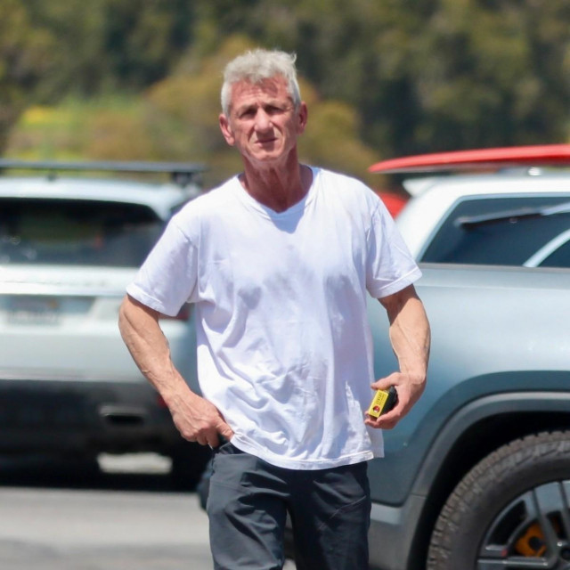 Penn je snimljen u šetnji oko kuće