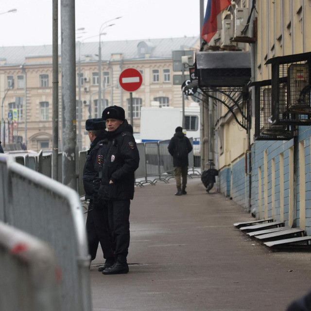 Ruski policajci ispred suda u Moskvi/Ilustracija