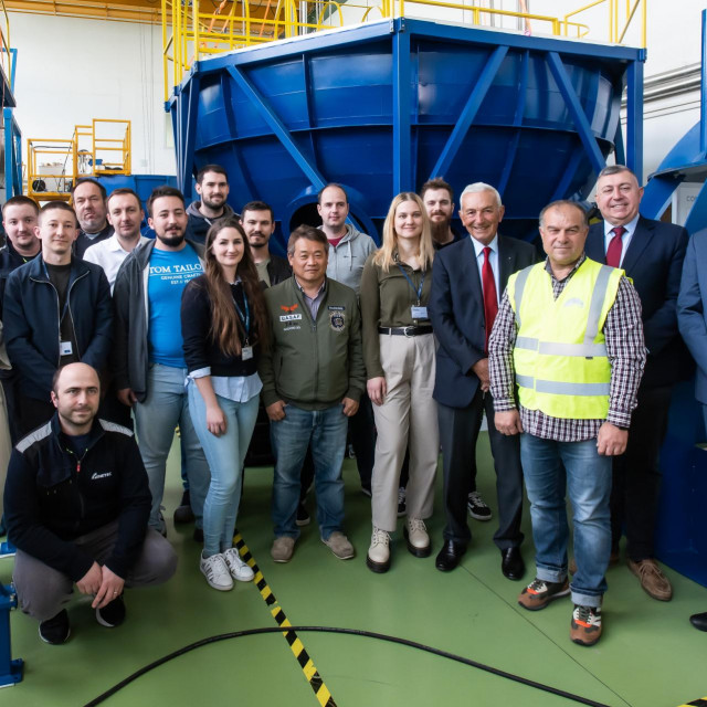 INETEC-ov  tim zajedno s ministrom Radovanom Fuchsom.