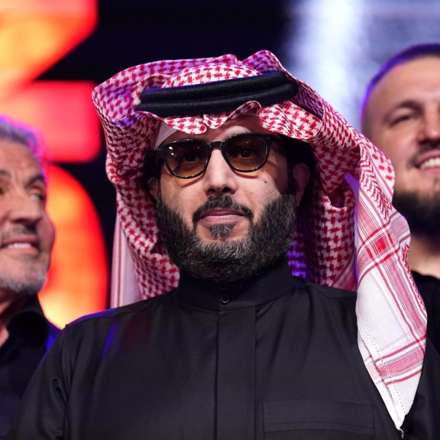 Turki Alalshikh (u sredini)