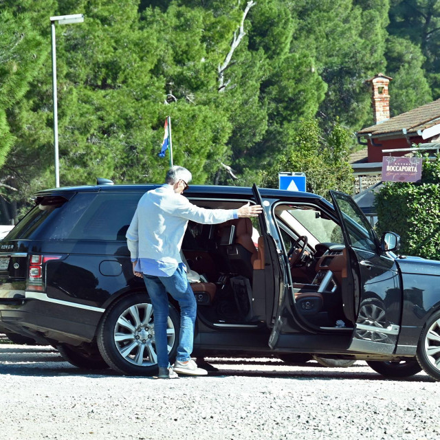 Horvatinčić na ulasku u konobu u Puli