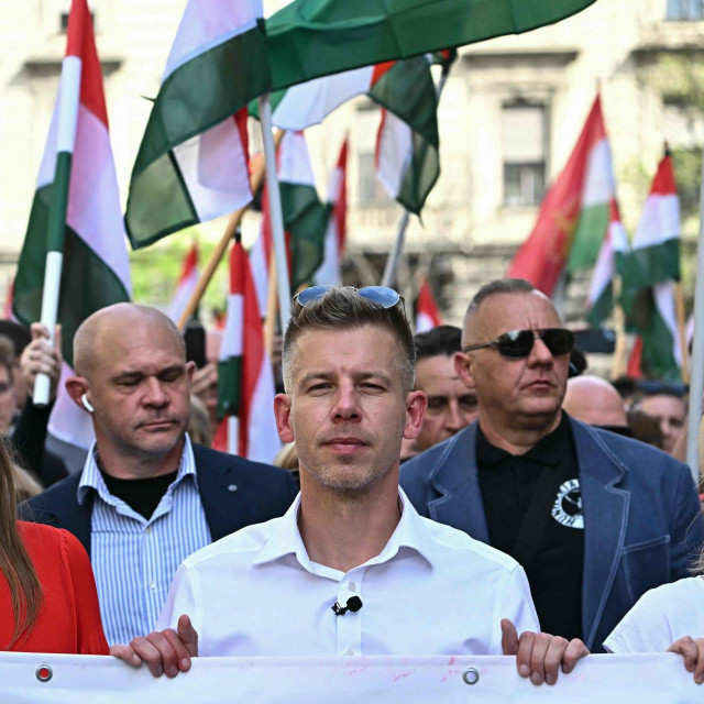 Peter Magyar (u sredini)