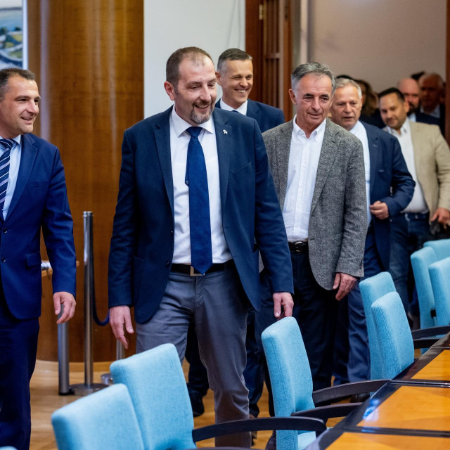 Predaja kandidacijskih lista za izbore za Europski parlament.
Na fotografiji: Koalicija 10 stranaka okupljenih oko IDS-a, Matija Posavec, Dalibor Paus, Valter Flego, Milorad Pupovac...