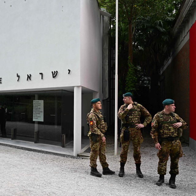Vojska ispred izraelskog paviljona