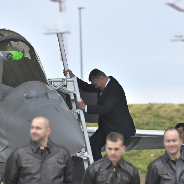 Zoran Milanović izlazi iz aviona