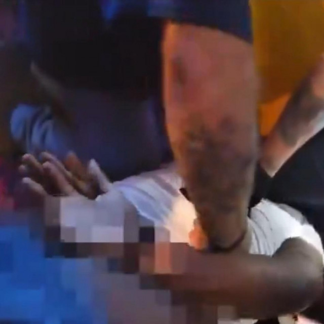 Na videu se može čuti kako Frank Tyson ponavlja ‘Ne mogu disati, maknite mi se s vrata‘