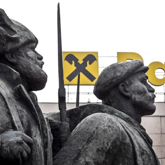Logo Raiffeisen banke u Moskvi (u pozadini ispred velikog spomenika Vladimiru Lenjinu)