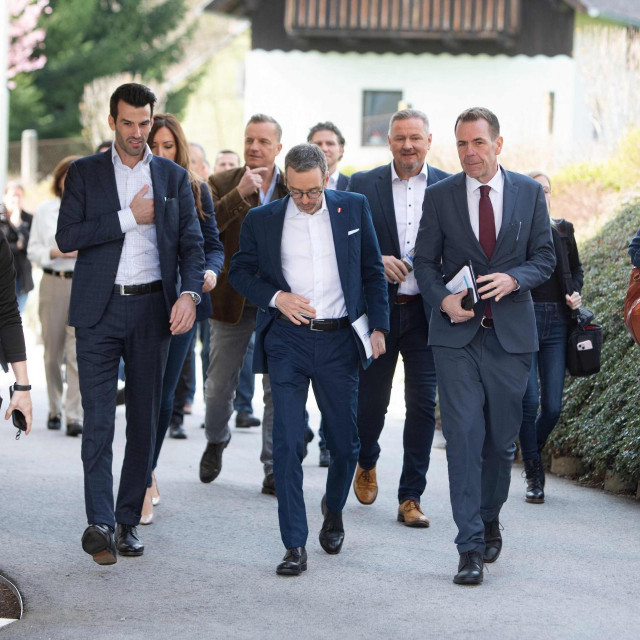 Herbert Kickl (u sredini) i Harald Vilimsky (drugi s desna)