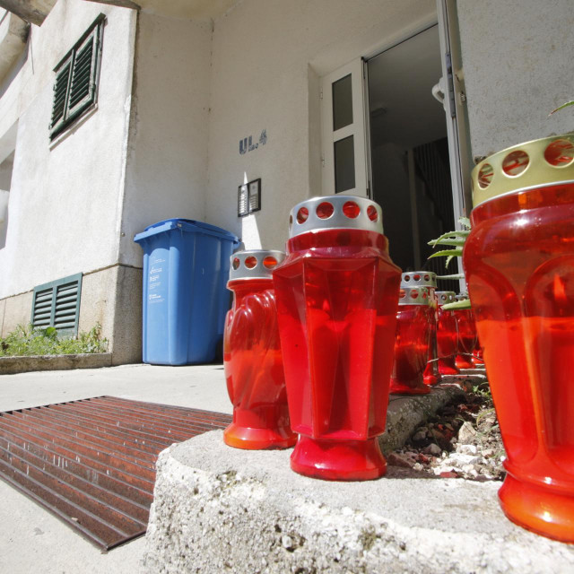 svijeće ispred zgrade gdje je nesretna žena napadnuta