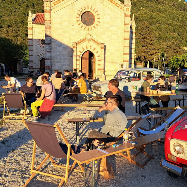 Festival se neformalno protegnuo i izvan Dvora, za posjetitelje koji su ostali bez ulaznice