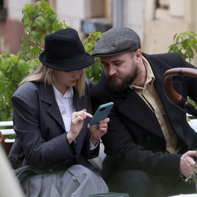 Pjevač Matija Cvek u društvu supruge i kćeri odmara u kafiću