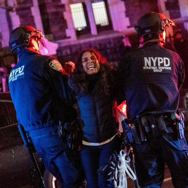 Stotine njujorških policajaca ušlo je na Sveučilište Columbia i uhitilo prosvjednike