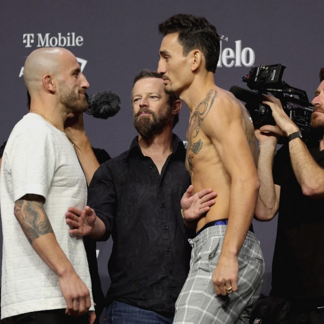 Alexander Volkanovski (lijevo) i Max Holloway (desno)
