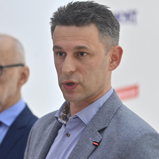 Robert Podolnjak, Božo Petrov