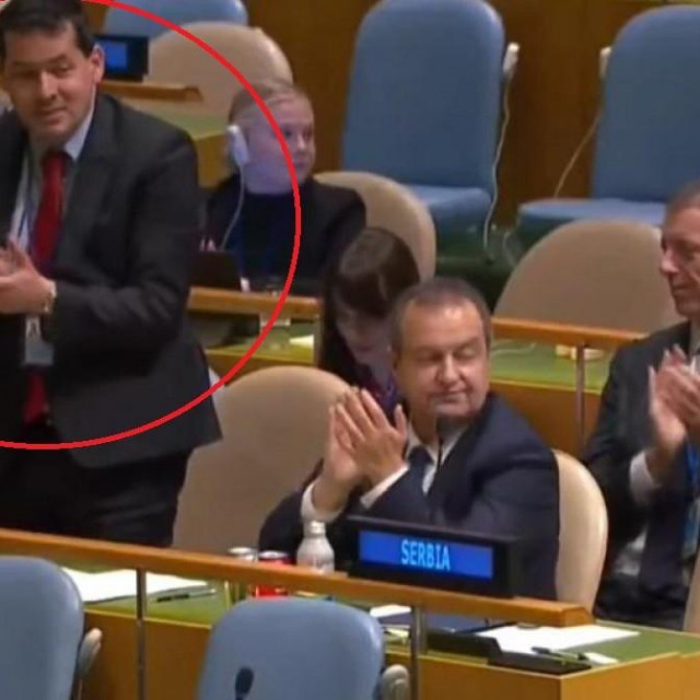Marko Đurić (drugi zdesna) u trenutku dok ne zna da ga snima kamera
 
