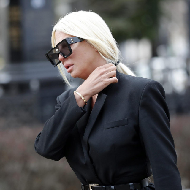 Jelena Karleuša, snimljena na pogrebu prve supruge Aleksandra Vučića
