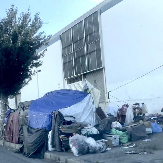Skid Row, šatori uz cestu