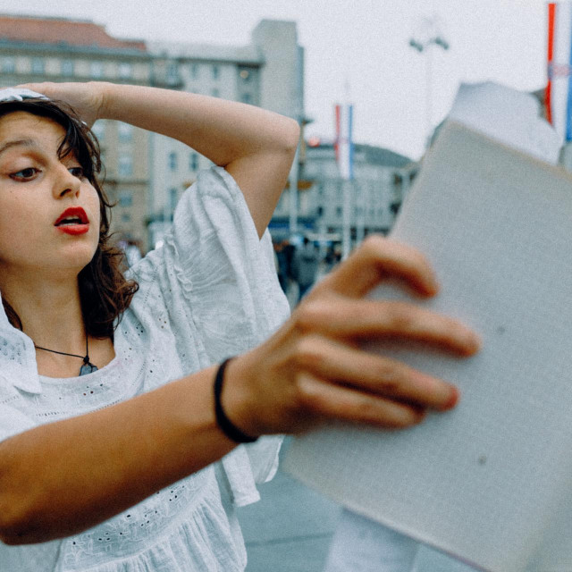 Dio iz performansa izvedenog na zagrebačkim ulicama i trgovima