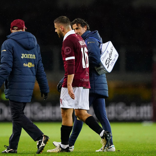 Nikola Vlašić izlazi iz igre