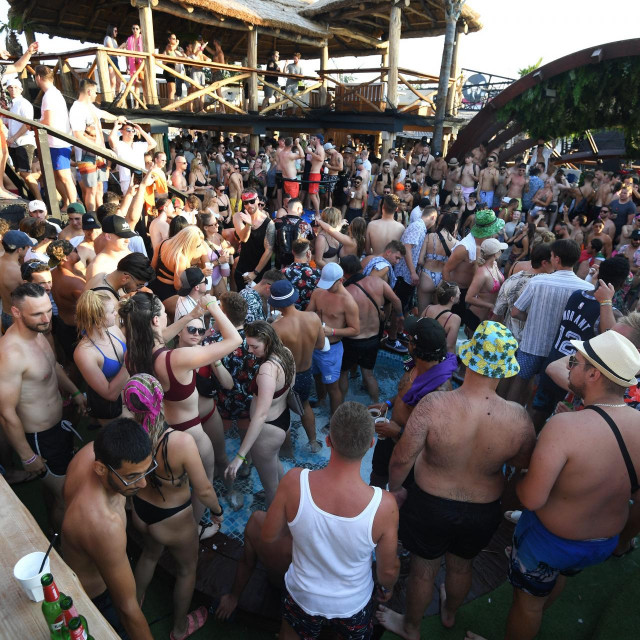 Popodnevna zabava u klubovima na plaži Zrće u Novalji.
 