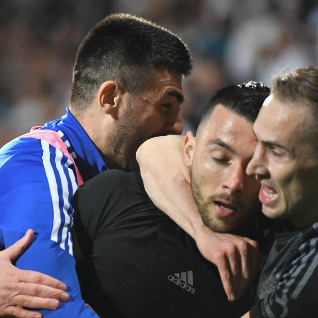 Arber Hoxha slavi sa suigračima