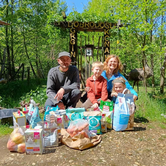 Oliver je s mamom donio donacije na Grgin konak