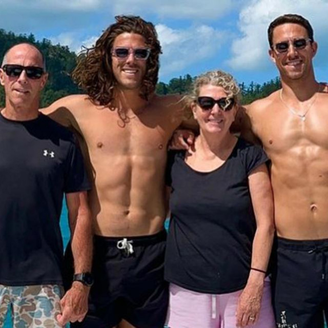 Braća Callum i Jake s roditeljima