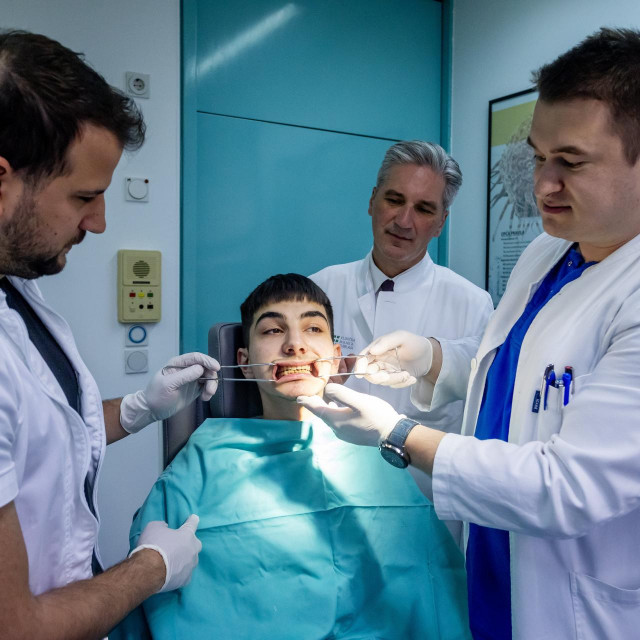 Dr. Marko Tarle, pacijent Josip Gorek, prof. dr. sc. Ivica Lukšić i dr. Igor Čvrljević