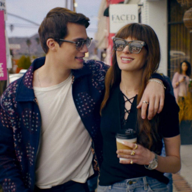 Nicholas Galitzine i Anne Hathaway u sceni iz filma ”The Idea of You”