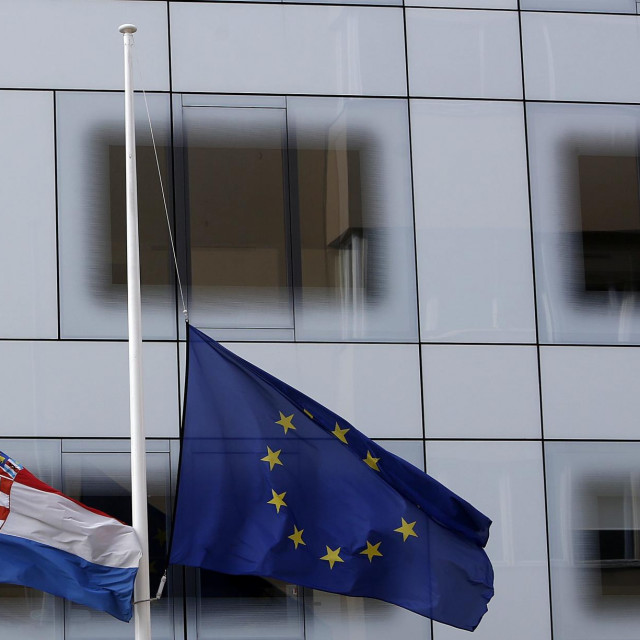 Zastave Hrvatske i Europske unije (arhivska fotografija)
