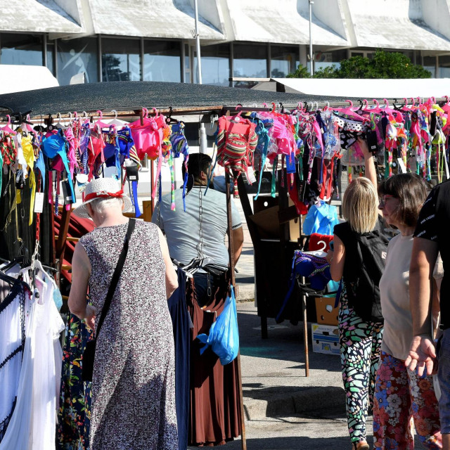 Rijeka, 150823.
Na blagdan Velike Gospe vecina trgovina i shopping-centara ne radi. Proglasenjem sajamskih dana mnogi su gradovi zaobisli zabranu rada nedjeljom i blagdanom. Rijeka je proglasila sajamski dan za Trsat.
Na fotografiji: sajmeni dan na Trsatu.