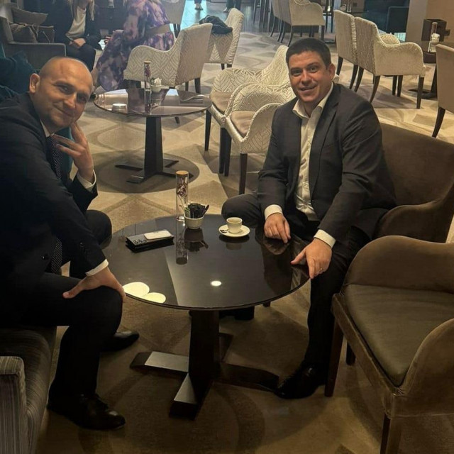 Ivan Anušić i Oleg Butković piju kavu