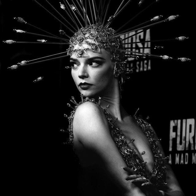 Anya Taylor-Joy u vintage kreaciji modne kuće Paco Rabanne